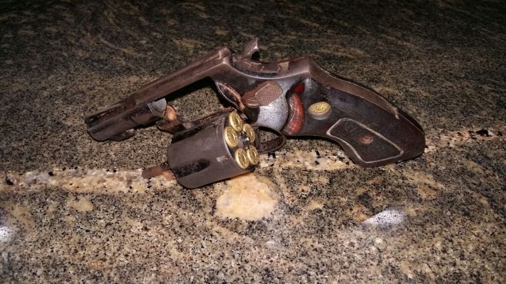 Suspeito estava com um revólver calibre 38 (Foto: Divulgação/Polícia Militar)