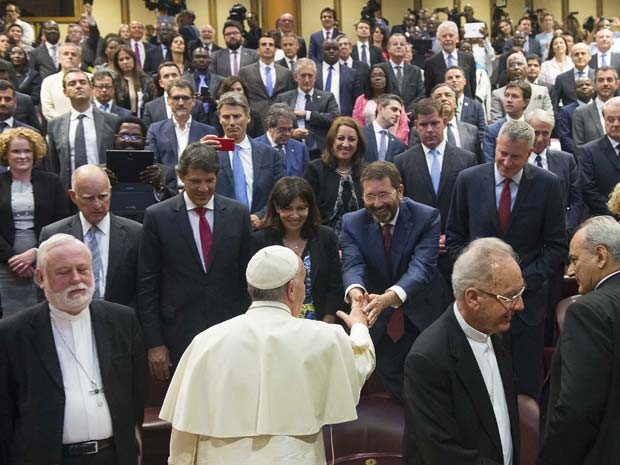 Papa Francisco cumprimenta Ignazio Marino, prefeito de Roma, durante conferência nesta terça-feira (21) no Vaticano (Foto: AP Photo/L'Ossservatore Romano, Pool)