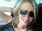 Ex-BBB Paulinha Leite faz selfie e exibe braço fininho