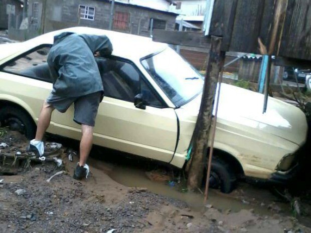 Corcel foi carregado pela água em Caxias do Sul, RS (Foto: Rodrigo Rodrigues do Nascimento/VC no G1)