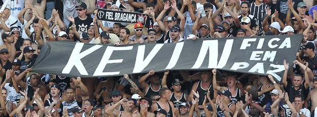 Faixa com o nome Kevin na torcida do Corinthians (Foto: Márcio Fernandes/Agência Estado)