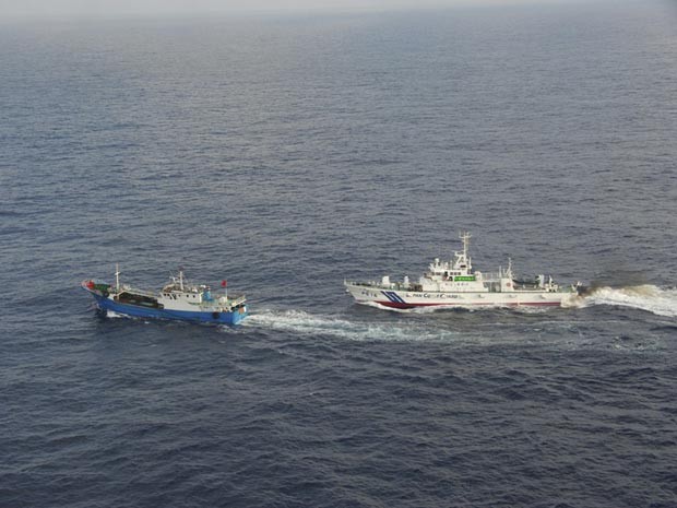 Navio da guarda costeira do Japão persegue barco de pesca ilegal na costa do país, em imagem do início de fevereiro (Foto: Reuters/11th Regional Coast Guard Headquarters-Japan Coast Guard/Divulgação)