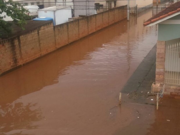 Chuva alagou rua em santa Rita do Sapucaí (MG) (Foto: Reprodução/Redes Sociais)