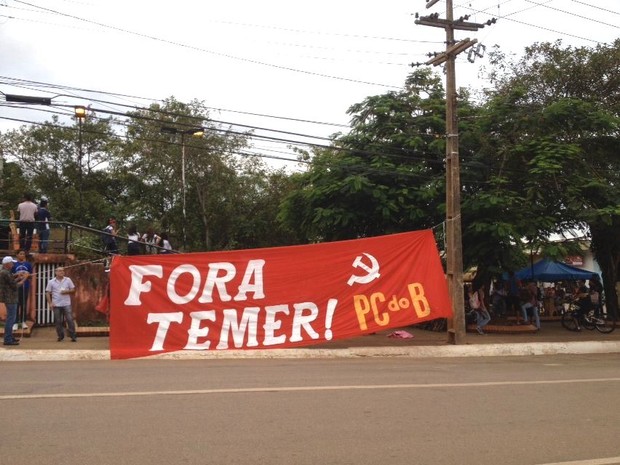 Manifestantes ergueram faixa contra governo de Temer, em RO (Foto: Matheus Henrique/ G1)