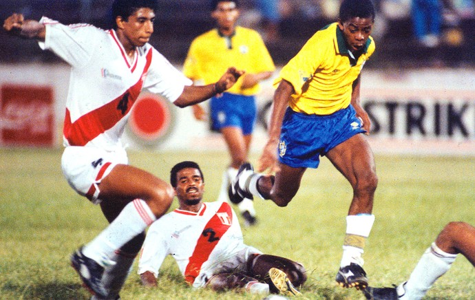 Dener jogando pela Seleção Brasileira em 1992 (Foto: Sergio Amaral / Agência Estado)
