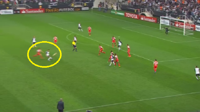 Em alguns momentos do jogo, um nono jogador do Santa Fe voltava para ajudar a marcar o Corinthians (Foto: GloboEsporte.com) Em alguns momentos do jogo, um nono jogador do Santa Fe voltava para ajudar a marcar o Corinthians (Foto: GloboEsporte.com)