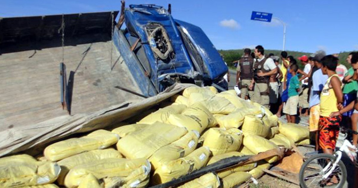 G1 Caminhão carregado de adubo tomba na BR 420 no interior da Bahia