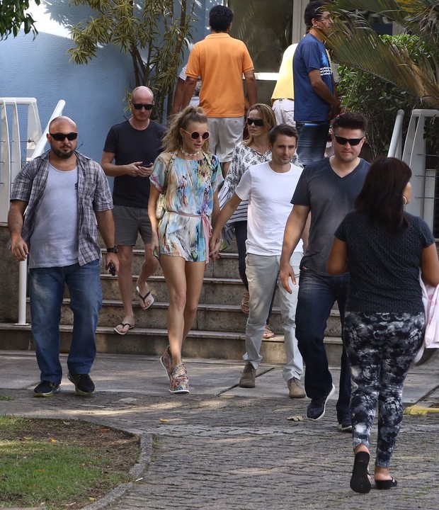 Matthew Bellamy e a namorada (Foto: Gabriel Reis / AgNews)