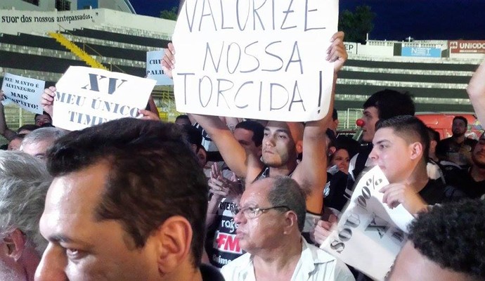 Protesto torcida XV de Piracicaba Renato Bonfiglio (Foto: Guto Marchiori)