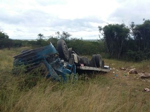 Caminhão tombado na BR-423, em Cachoeirinha, Agreste de PE (Foto: Divulgação/ Ascom PRF)