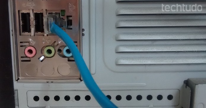 Conectar o aparelho diretamente no modem pode ser uma solução quando o problema é o fio (Foto: Raquel Feire/TechTudo)