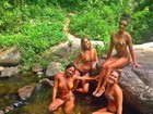 Aline Riscado mostra corpo escultural em cachoeira com amigas