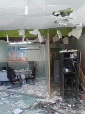Posto ficou completamente destruído na ação do grupo criminoso (Foto: Silvia Torres/TV Cabo Branco)