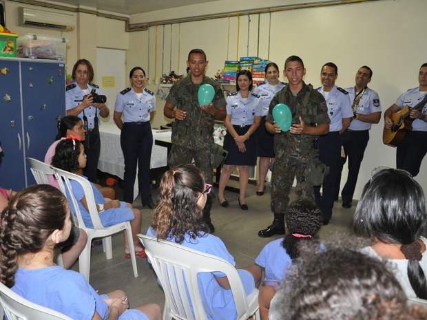 Crianças da pediatria do hospital participaram de atividades com os militares (Foto: Sarah Serafim/Divulgação)