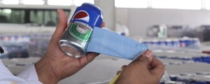 Homem é preso na Arábia Saudita por disfarçar cerveja de refrigerante (Reprodução/Twitter/KSA Customs)