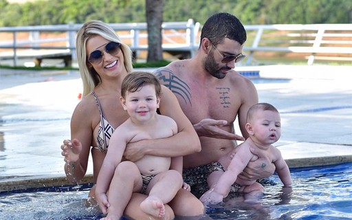 Andressa Suita e Gusttavo Lima posam em piscina os filhos Férias