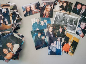 Fotos de famosos encontradas em caixas abandonas no hotel Cambridge  (Foto: Flavio Moraes/G1)