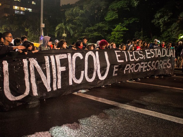 Estudantes secundaristas protestam nesta quarta (18) na Avenida Paulista, em SP (Foto: Rogério Padula/Futura Press/Estadão Conteúdo)