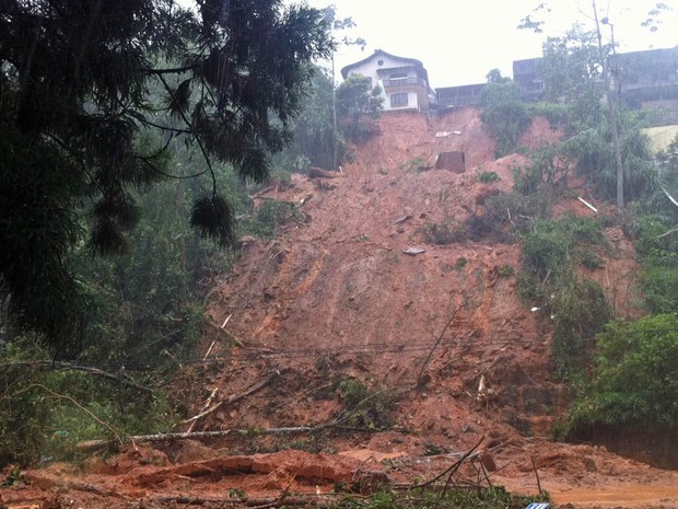 Deslizamento próximo ao Hotel Quitandinha em Petrópolis (Foto: Isabela Marinho/G1)