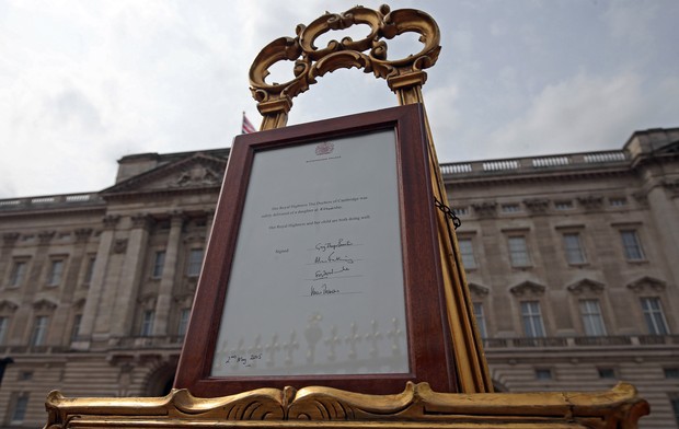 Cavalete com anúncio oficial do nascimento do bebê real é colocado na frente do Palácio de Buckingham (Foto: AFP)