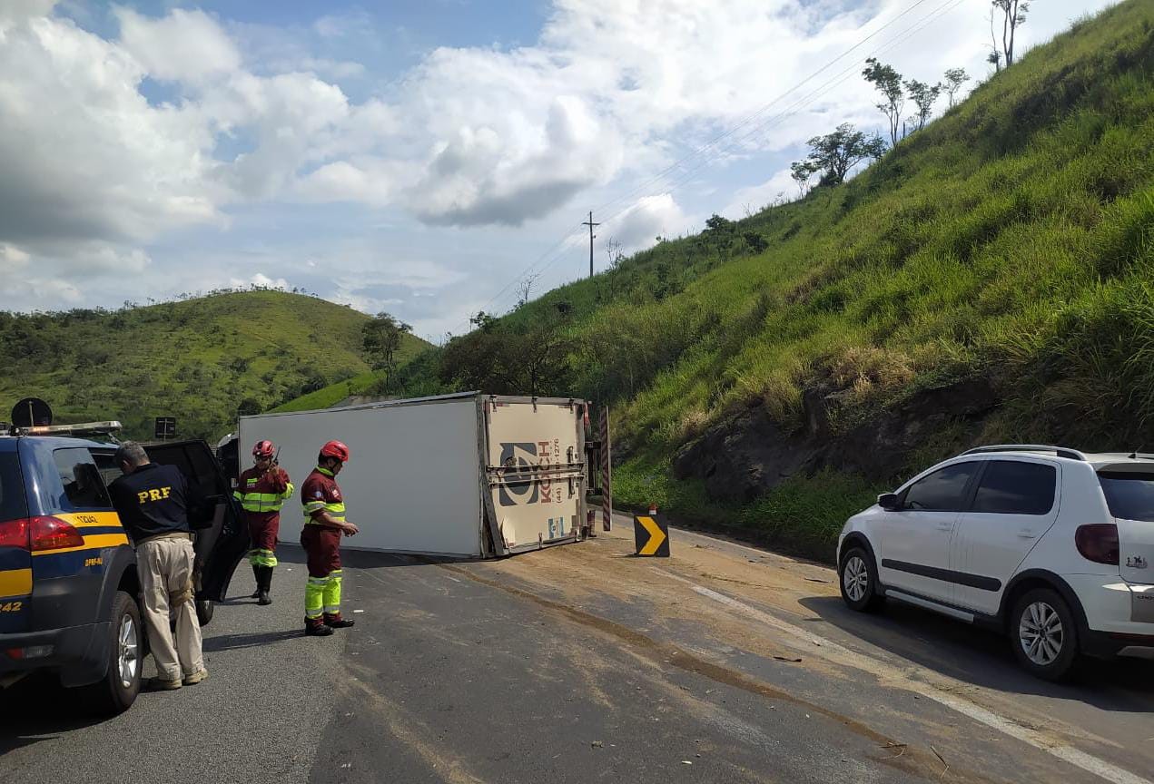 Caminh O Tomba Na Dutra E Causa Lentid O Em Lavrinhas City Roma News