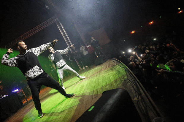 Zaac e Jerry fazem a dança do 'Bumbum granada' em show em Itapecerica da Serra  (Foto: Fábio Tito / G1)