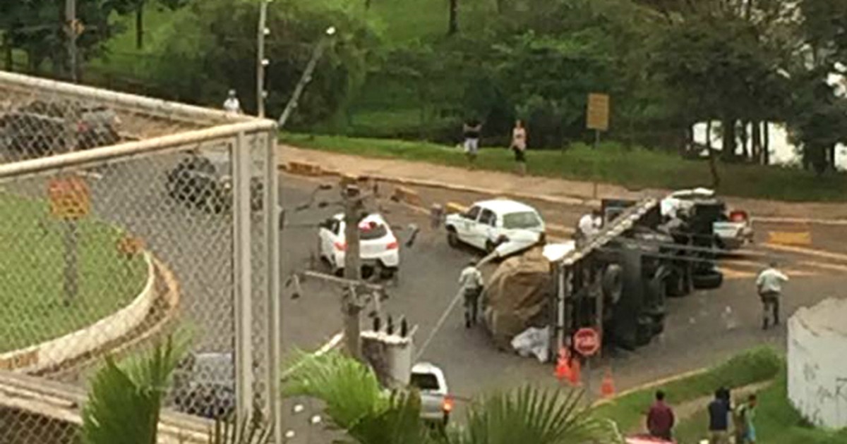 G1 - Caminhão carregado com polietileno tomba em rotatória de ... - Globo.com