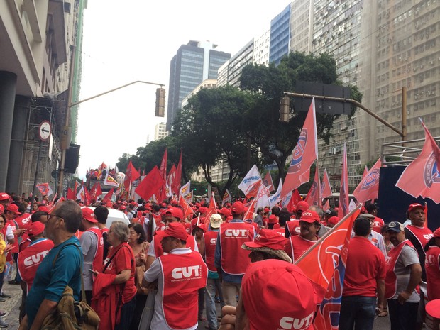 Grupo de manifestantes toma ruas do Centro do Rio nesta terça-feira (8) (Foto: Daniel Silveira/G1)