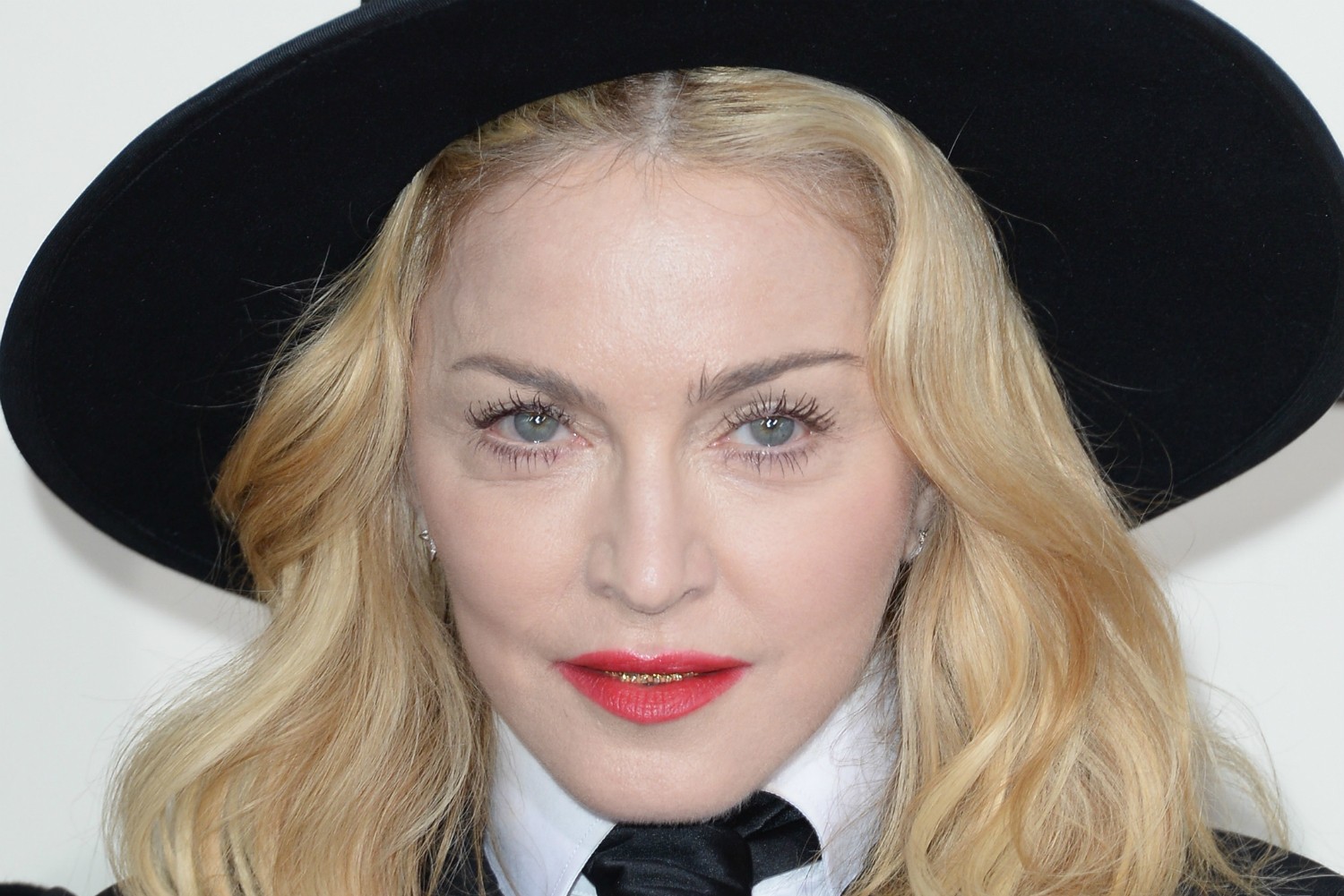 Madonna ouve música tão alto em suas sessões de três horas de exercício que nem as paredes com isolamento acústico evitaram que a cantora fosse processada pelo seu vizinho de cima em um apartamento de luxo em Nova York, EUA. Até o condomínio ameaçou expulsá-la. Então ela se mudou para o prédio da frente. (Foto: Getty Images)
