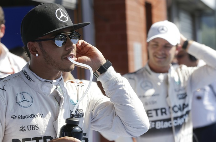 Lewis Hamilton e Nico Rosberg após treino classificatório para o GP da Bélgica (Foto: AP)