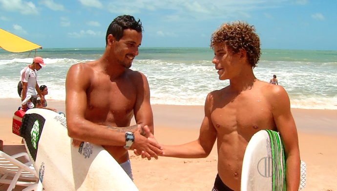 Alan Jones e Israel Junior, surfistas potiguares (Foto: Reprodução/Inter TV Cabugi)