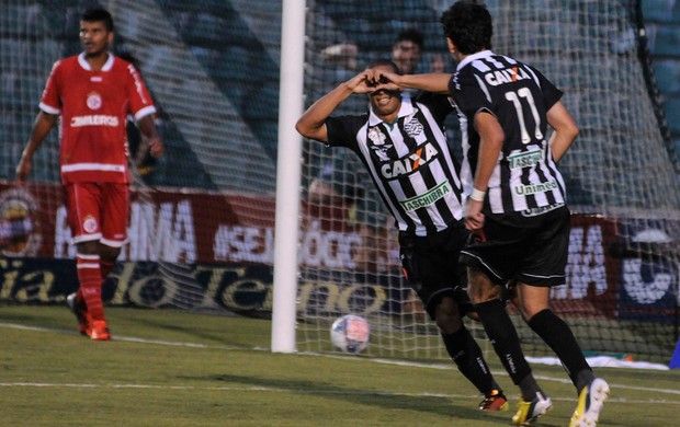 Rafael costa gol Figueirense (Foto: Eduardo Valente / Ag. Estado)