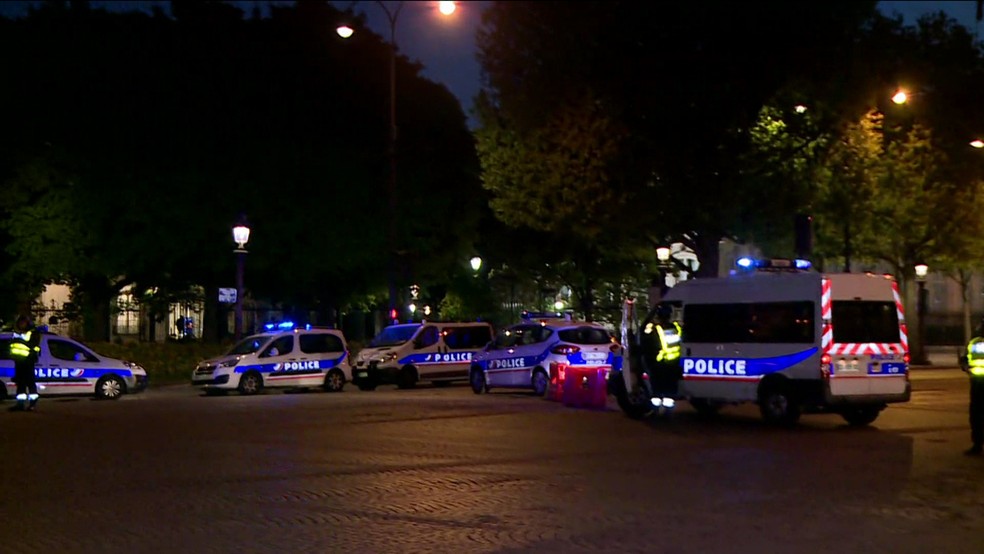 Polícia isola Champs-Elysées em Paris nesta quinta-feira (20) após tiroteio (Foto: Reprodução/ TV Globo)