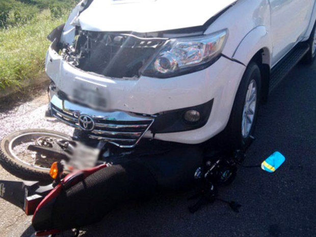 Colisão entre moto e caminhonete deixa dois mortos em Brumado (Foto: Lay Amorim/Brumado Notícias)