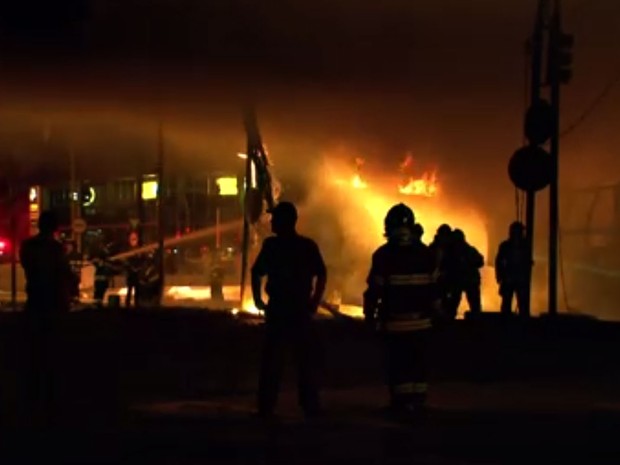 Acidente entre caminhões causa fogo e fecha Avenida Bandeirantes, em São Paulo (Foto: Marcelo Aparecido/TV Globo)