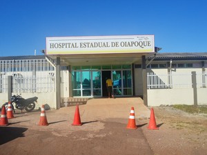 Direção do hospital diz que são atendidos ao menos 25 pessoas ao dia com suspeita da doença (Foto: Cassio Albuquerque/G1)