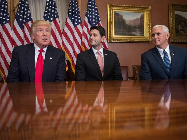 Trump se reúne com o presidente da Câmara dos EUA, Paul Ryan (Foto: NICHOLAS KAMM / AFP)