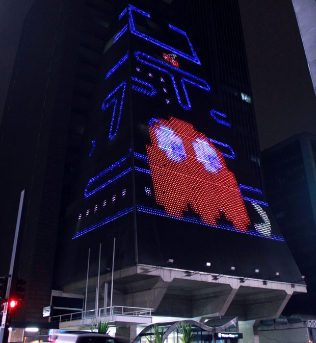 Obra baseada no clássico 'Pac-Man' usa a fachada do edifício como 'telão' (Foto: Divulgação/SESI-SP)