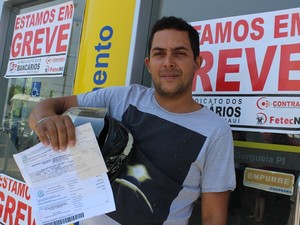 Cliente revela que passou mais de duas para conseguir fazer pagamento (Foto: Gil Oliveira/ G1)