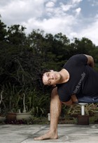 Pedro Lamin mostra aula de ioga e diz que prática combate a ansiedade