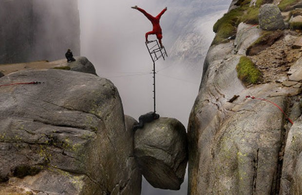 Escadas, monociclos, aros, trapézios e, claro, a indispensável cadeira, elemento essencial para qualquer equilibrista. Nesta foto, Ronningsbakken se equilibra sobre uma a 1.000m de altura em Kjeragbolten, Noruega. (Foto: Eskil Ronningsbakken/BBC)