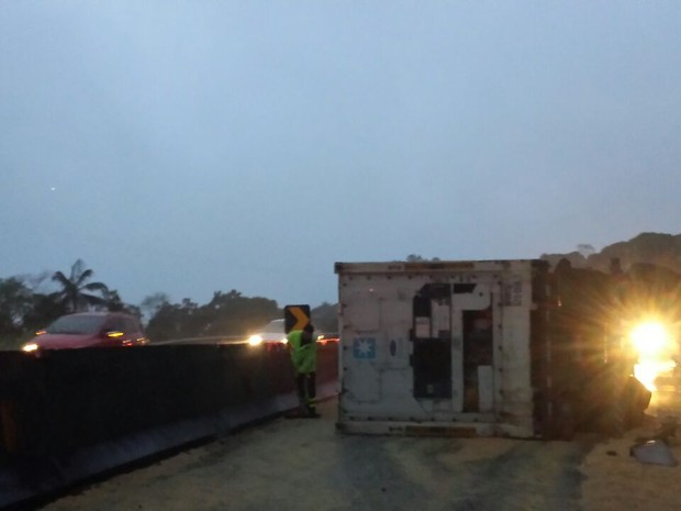 Acidente na BR-277 chegou a interditar totalmente a rodovia na noite de terça-feira (27) (Foto: Divulgação/PRF)