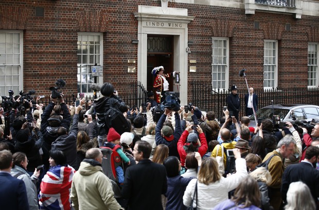 Fs e jornalistas observam a performance de Tony Appleton (Foto: AFP)