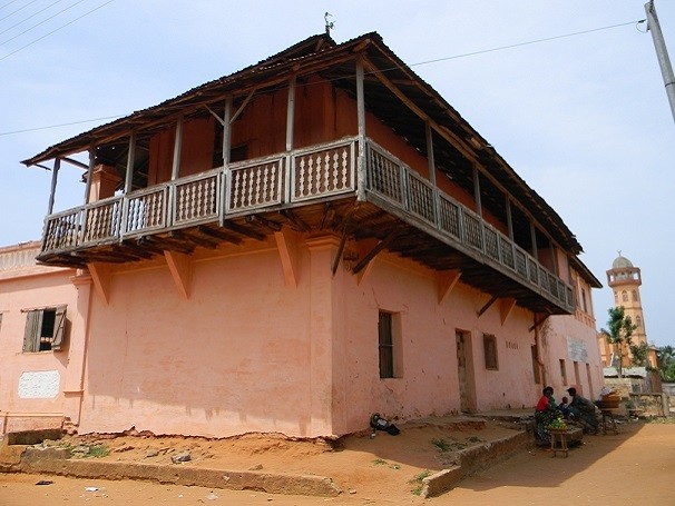 Através da Cooperação Sul-Sul, Brasil desenvolve programas educacionais no Benin. Esta casa foi transformada em escola. (Foto: Divulgação/ Carla Rabelo Costa, Acervo IPHAN)