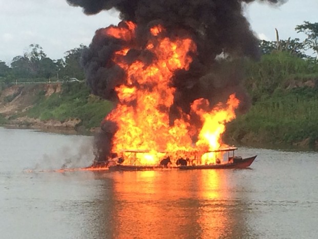 Embarcação explodiu no Rio Juruá, nesta terça-feira (27) (Foto: Gledson Albano/Rede Amazônica Acre)