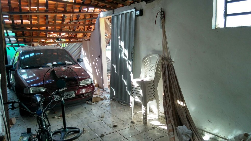 Com a colisão, parte do teto da casa caiu (Foto: Ellyo Teixeira/G1 PI)