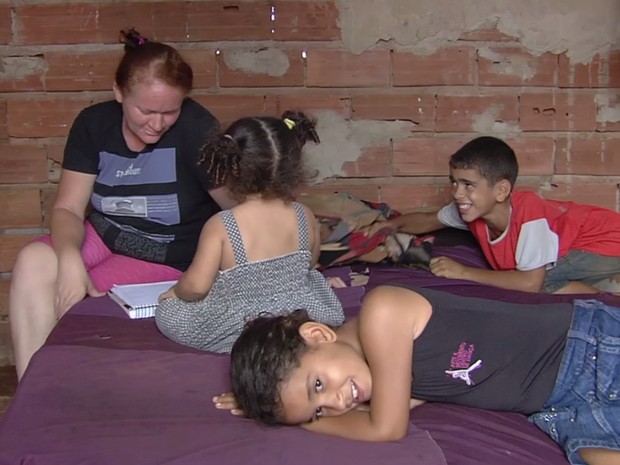 Gláucia Silva dos Santos mora com os sete filhos pequenos em uma casa de dois cômodos em Aparecida de Goiânia, Goiás (Foto: Reprodução/ TV Anhanguera)