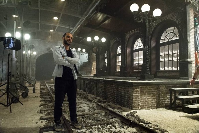 O diretor artístico José Luiz Villamarim posa no cenário da estação de trem (Foto: Estevam Avellar/TV)