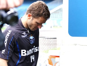 Fabio Aurélio deixa o treino do Grêmio lesionado (Foto: Renan Olaz / Agência Estado)