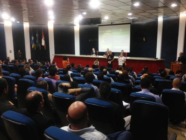 Ato público contra a PEC 37 reuniu representantes de órgão publicos, sociedade civil organizada e entidades de Porto Velho (Foto: Vanessa Vasconcelos/G1)